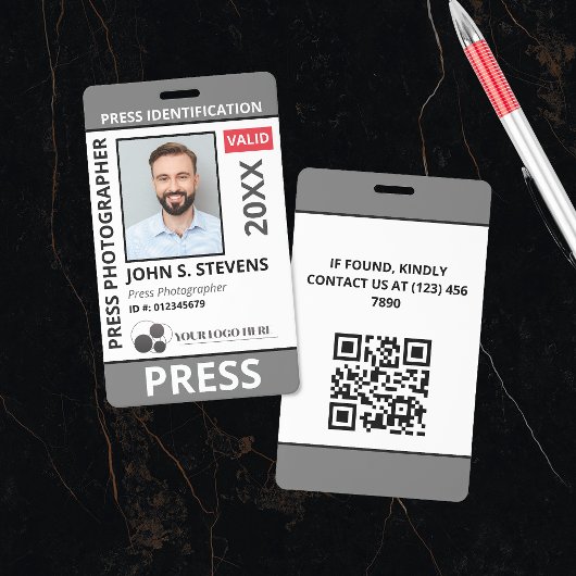 Badge Code QR de la carte de presse grise et logo