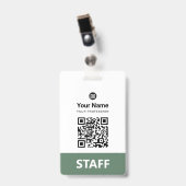 Badge Code QR employé vert sauge, code-barres, logo, nom (Avant avec clip)