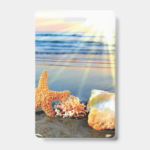 Badge Coquillages et étoiles de mer sur la plage