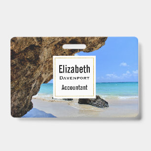 Badge Côte de plage tropicale avec un gros rocher