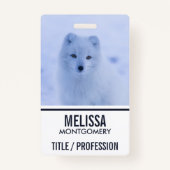 Badge Cute Arctic Fox sur Snowy Winter Arrière - plan (Devant)