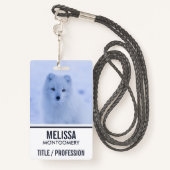 Badge Cute Arctic Fox sur Snowy Winter Arrière - plan (Derrière avec lanière)