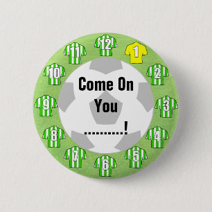 Badge de l'équipe de football avec chemises blanch