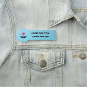 Badge de nom de l'employé en argent avec logo et t (En situation)