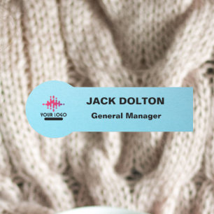 Badge de nom de l'employé en argent avec logo et t