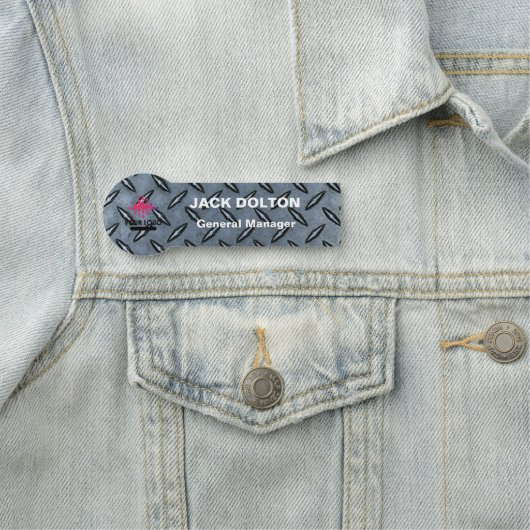 Badge de nom de l'employé en argent avec logo pers (En situation)