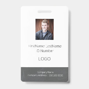 Badge d'employé de tableau noir avec code-barres
