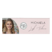 Badge D'identification Blush Pink Script Logo Photo Lashes Technician (Devant)