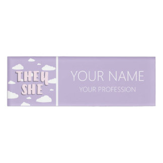 Badge D'identification Des Nuages Violets Qu'Elle Pronononce