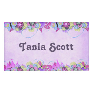 Badge D'identification Fleurs mignonnes et papillons sur violet
