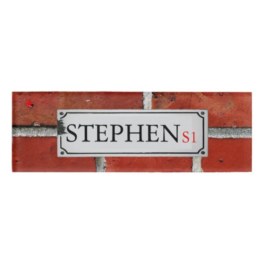 Badge D'identification La plaque de rue sur le mur de briques (Devant)