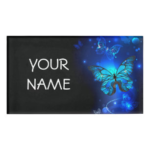 Badge D'identification Le papillon morpho dans l'Arrière - plan sombre