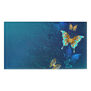 Badge D'identification Papillons d'or sur un Arrière - plan bleu