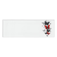 Papillons noirs et rouges volants