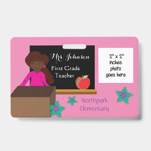 Badge d'identification rose pour enseignant afro-a