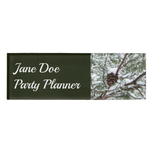 Badge D'identification Snowy Pine Cône II hiver Photographie de la nature