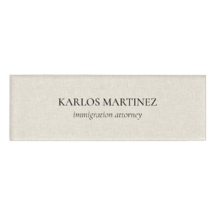 Badge D'identification Texte Noir Sur Lin Beige Avocat en Immigration