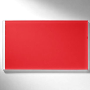 Badge D'identification un arrière - plan rouge avec une bordure blanche