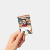 Badge Earthy Retro Wavy Lines Code photo de l'employé (Handheld)