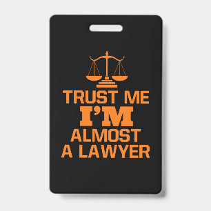 Badge Fais-moi confiance, je suis presque un avocat