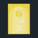 Badge Gemini Astrologie Zodiac Sign Photo Personnalisée<br><div class="desc">Personnalisez ce bouton avec une date de naissance et un nom. Un design personnalisé avec le signe zodiaque - Gemini - plus traits de personnalité, information et constellation. Une couleur jaune soleil - associée à Gemini est le design principal derrière tous les détails du Zodiac. Un grand cadeau pour un...</div>
