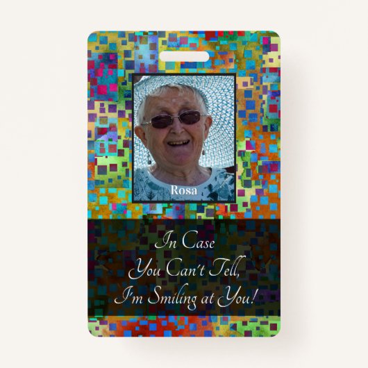 Badge Graphique Abstrait coloré souriant derrière un mas (Devant)