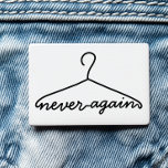 Badge Hanger de tissu ne plus jamais Pro Choice<br><div class="desc">Faites une déclaration audacieuse avec ce t-shirt "Cloth Hanger Never again Pro Choice" ! Idéal pour ceux qui veulent défendre avec style les droits reproductifs, ce tee-shirt présente une illustration minimaliste et linéaire d'un cintre en tissu, attrayant comme il est habilitant. Conçu pour ceux qui n'ont pas peur de faire...</div>