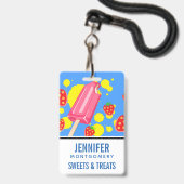Badge Illustration d'un bâtonnet glacé rose et de fraise (Avant avec lanière)