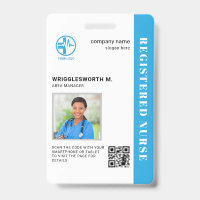 Infirmière en centre médical avec code QR et photo