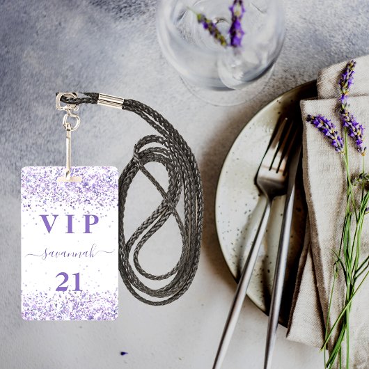 Badge Invitation VIP d'anniversaire blanche violette lav