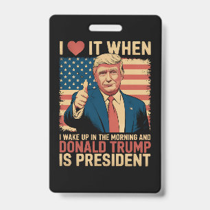Badge J'adore quand je me réveille et que Trump est prés