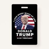 Badge J'aime quand je me réveille et Donald Trump mon pr (Devant)