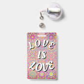 Badge L'amour est l'amour de la fierté (Arrière avec rétractable)