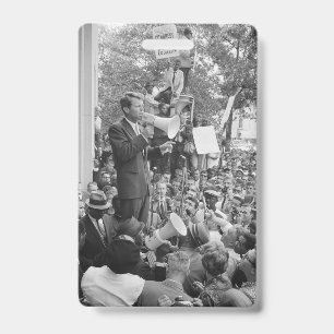 Badge Le sénateur Robert Kennedy faisant campagne pour l
