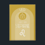 Badge Leo personnalisé Anniversaire Zodiac - Design mode<br><div class="desc">Personnalisez ce bouton avec une date de naissance et un nom. Un design avec le signe du zodiaque - Leo. Personnalisez ce jeu de cartes avec une date de naissance et un nom. Un design d'anniversaire personnalisé avec le signe du zodiaque - Leo. Une couleur or chaude - associée à...</div>