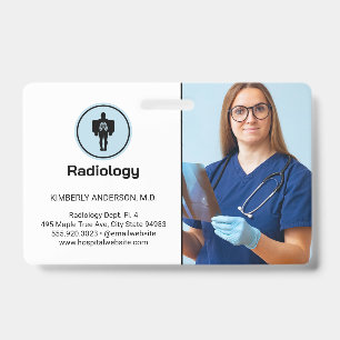 Badge Médecin examinant une radiographie