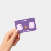 Badge Mignons marshmallows roses près d'un feu de camp d (Manuel / portable)