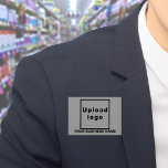 Badge Nom commercial et logo sur le bouton Rectangle gri<br><div class="desc">Bouton rectangle gris que vous pouvez customiser en tapant votre nom d'entreprise et en téléchargeant votre logo d'entreprise. Customisez-le et utilisez-le comme un accessoire uniforme pour annoncer votre entreprise ou pour promouvoir votre marque auprès de clients ou de clients. Accessoire personnalisable que vous pouvez utiliser comme matériel marketing pour développer...</div>