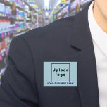 Badge Nom commercial et logo sur le rectangle bleu clair<br><div class="desc">Bouton rectangle bleu clair que vous pouvez customiser en tapant votre nom d'entreprise et en téléchargeant votre logo d'entreprise. Customisez-le et utilisez-le comme un accessoire uniforme pour annoncer votre entreprise ou pour promouvoir votre marque auprès de clients ou de clients. Accessoire personnalisable que vous pouvez utiliser comme matériel marketing pour...</div>