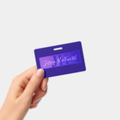 Badge Nom de script élégant moderne et monogramme violet (Manuel / portable)