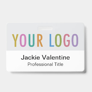 Badge nominatif en PVC gris avec logo, cordon ou e