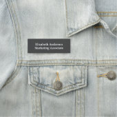 Badge nominatif gris et blanc (En situation)