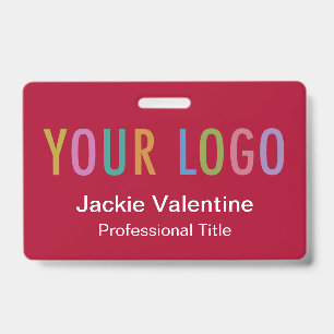 Badge nominatif rouge foncé avec pince à logo ou c