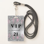 Badge Parties scintillant d'argent d'anniversaire goutte<br><div class="desc">Un badge moderne, élégant et glamour pour une fête d'anniversaire de 21e (ou tout âge). Un faux arrière - plan métallique à l'aspect argent avec goutte de parties scintillant rose et faux argent, la peinture goutte à goutte. Personnalisez et ajoutez un nom. Le nom est écrit avec un script de...</div>