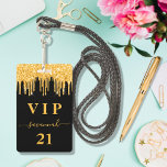 Badge Parties scintillant d'or noir d'anniversaire goutt<br><div class="desc">Un badge moderne, élégant et glamour pour une fête d'anniversaire de 21e (ou tout âge). Un arrière - plan noir avec parties scintillant d'or faux goutte, la peinture goutte à goutte. Le nom est écrit avec un script de style moderne écrit à la main avec des swashes. Avec le texte...</div>