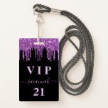 Badge Parties scintillant noire violet d'anniversaire go<br><div class="desc">Un badge moderne, élégant et glamour pour une fête d'anniversaire de 21e (ou tout âge). Un arrière - plan noir à la fausse parties scintillant violette goutte-à-goutte, la peinture goutte à goutte. Personnalisez et ajoutez un nom et 21 ans. Le nom est écrit avec un script de style moderne écrit...</div>