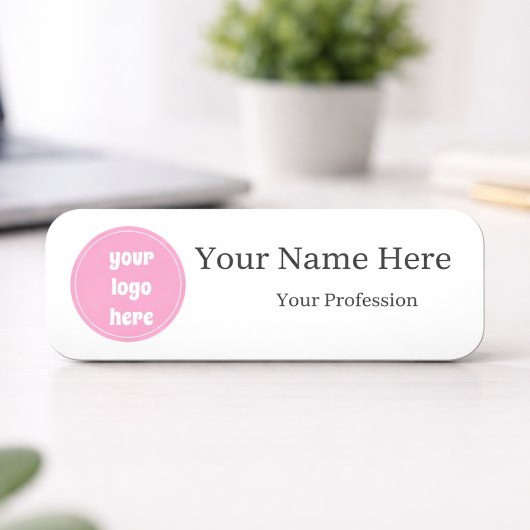 Badge personnalisé avec nom de l'employé et logo