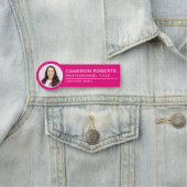 Badge photo d'employé simple rose chaud (En situation)