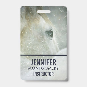 Badge Photo d'un beau cheval blanc en hiver