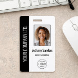 Badge Photo personnalisée de l'employé, logo, nom noir<br><div class="desc">Présentez un look unifié et moderne avec ce design personnalisé de badge. L'esthétique professionnelle et épurée se compose d'une scission horizontale audacieuse avec un fond noir foncé et blanc immaculé. Il s’agit d’une façon élégante de mettre en valeur la photo, le nom et le titre d’un employé, assurant ainsi une...</div>